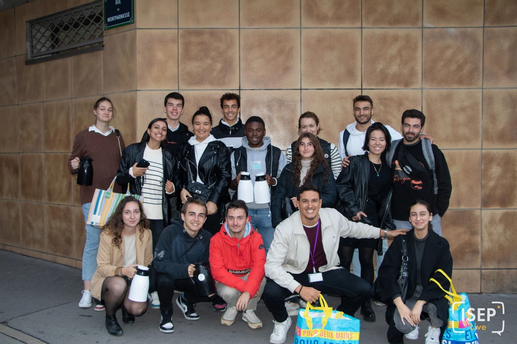 Équipe IsHelp après une maraudes en 2022, devant le campus de Notre-Dame-des-Champs